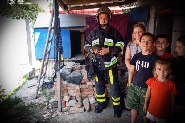 На Білоцерківщині рятувальники врятували кошеня з 20-метрового колодязя