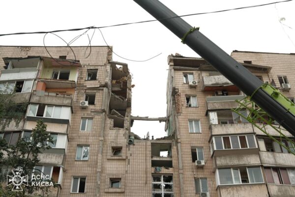 Рятувальники вивезли понад 1,5 тисячі тонн сміття з понівечених будинків у Подільському та Дарницькому районах