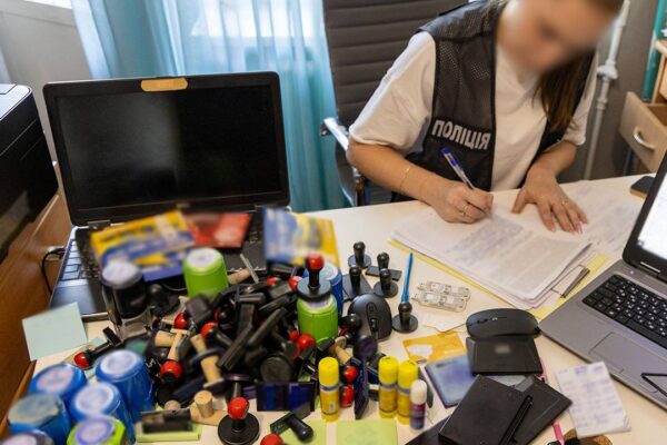Масштабна спецоперація у Києві: Нацполіція ліквідувала підпільну мережу друку довідок для ухилянтів