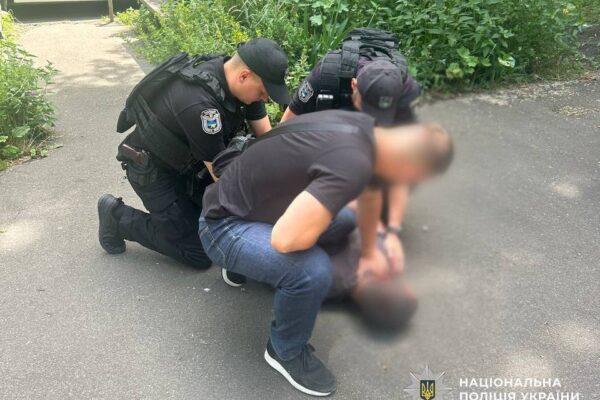 Погрожував гранатою: У Києві чоловік напав на працівницю кафе