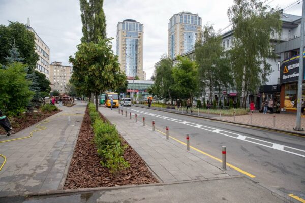 Біля метро «Політехнічний інститут» відкрили новий сучасний сквер