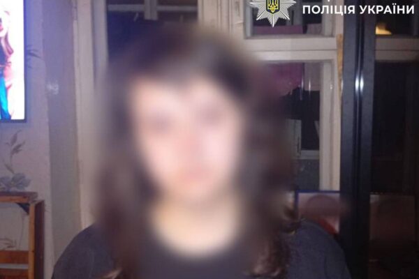 Вдарила ножем у шию: Столичні поліцейські затримали 27-річну киянку за вбивство чоловіка