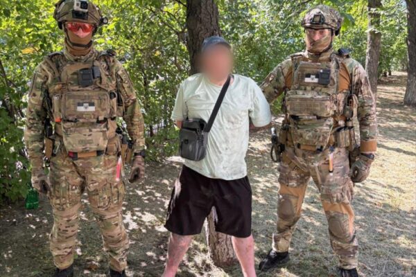 Маскували в цукерках та ручках пакетів: На Київщині викрили канал постачання наркотиків до колонії