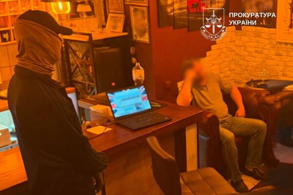 Суд арештував киянина, який за 30 тисяч доларів шукав військовому фіктивну дружину