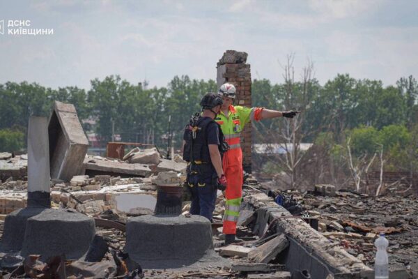 Верхолази та піротехніки провели унікальну операцію з розмінування покрівель у Вишневому (ФОТО)