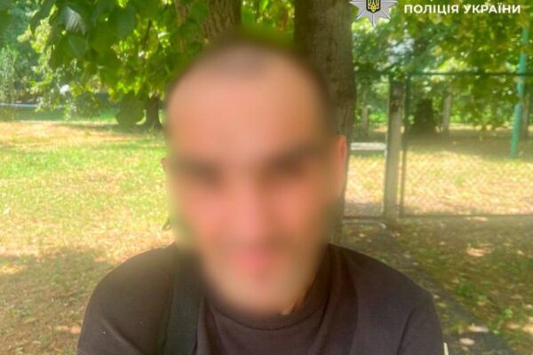 У Києві перехожий обікрав пенсіонера, який попросив піднести важкі сумки