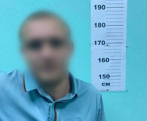Вирвав смартфон перед зачиненням дверей: У київському метро затримали 27-річного грабіжника