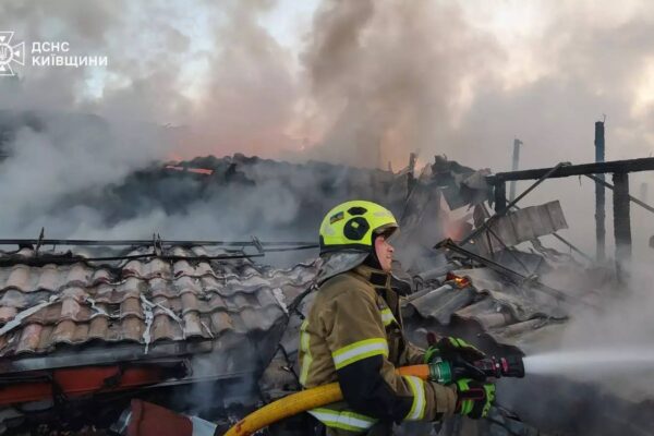 Через атаку дронів на Київщині пошкоджено будинок і автомобіль