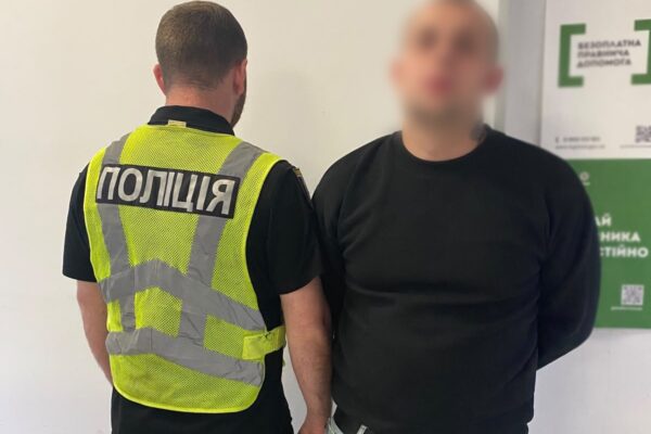 У Києві затримали чоловіка, який погрожував пістолетом і побив водія після конфлікту на дорозі