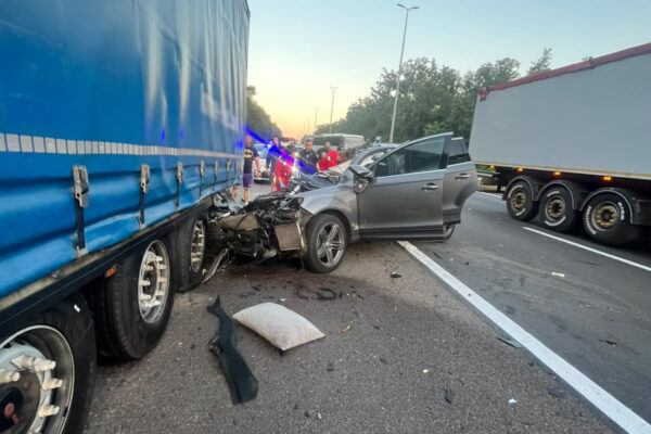 У Києві авто зіткнулось з вантажівкою: Загинули жінка та 2-річна дитина