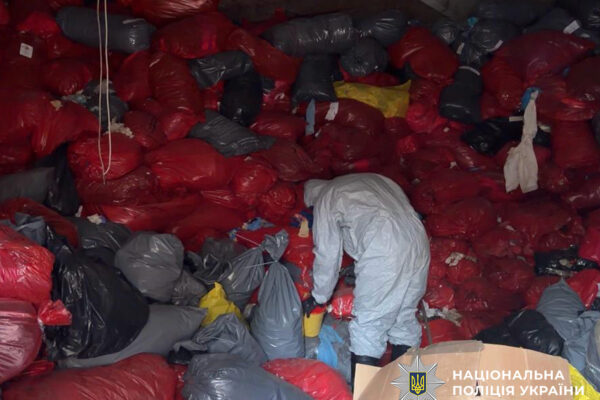 Шприци, голки та ампули: У Києві виявили склад із небезпечними відходами