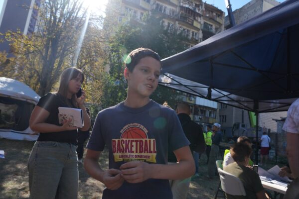 «Я постраждав найменше, бо сховався з Айрін у ванній»: Історія 12-річного Кості, який пережив атаку на Київ