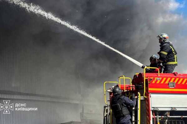 На Київщині рятувальники ліквідовують наслідки обстрілу під загрозою повторних атак