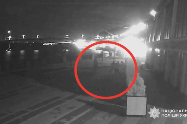 У центрі Києва двоє підлітків напали на жінок із ножем та кастетом (ВІДЕО)