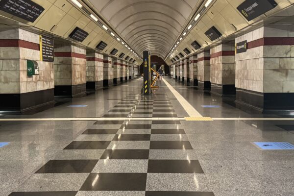 У метро «Сирець» запустили пілотний проєкт із зонування платформи як укриття