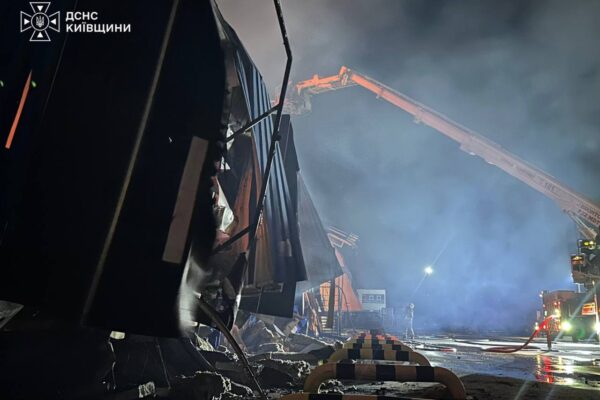 Масована атака на Київщину: Рятувальники працюють на чотирьох локаціях