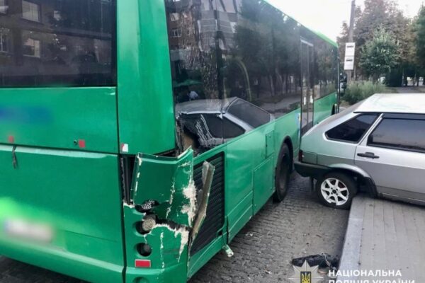 У Білій Церкві легковик врізався в маршрутку на зупинці та збив жінку