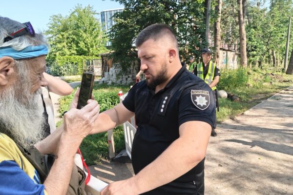 Чи законно в столиці вирубують Теремківський ліс. Що відбувається і чому поліція намагається захистити знищення віковічних дубів 