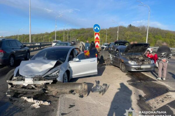 На Дарницькому мосту водій Tesla на швидкості 189,7 км/год зіткнувся з двома авто: Загинула жінка