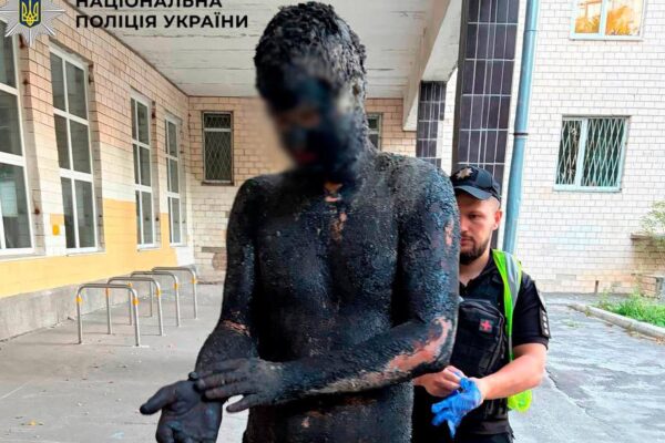 Понад п’ять годин відмивали: У Києві затримали чоловіка, який вимазався смолою, щоб пограбувати магазин