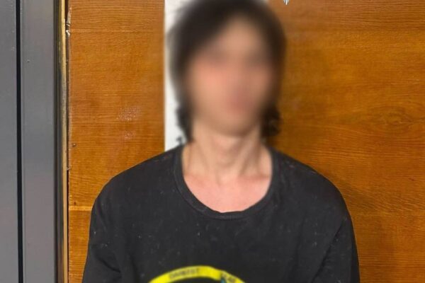У Києві підліток напав із ножем на поліцейського: Його взяли під варту