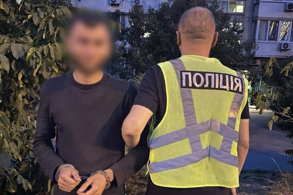 У Києві троє чоловіків обікрали квартиру пенсіонерки на понад 750 тисяч гривень