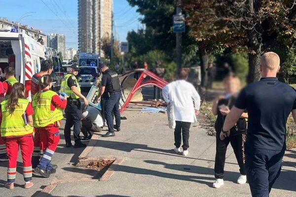 У Києві авто в’їхало у зупинку: Є загиблі