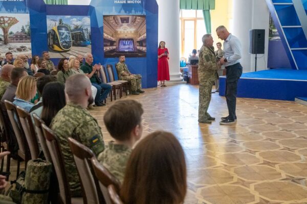 Кличко вручив 61 відзнаку «Честь. Слава. Держава» захисникам України