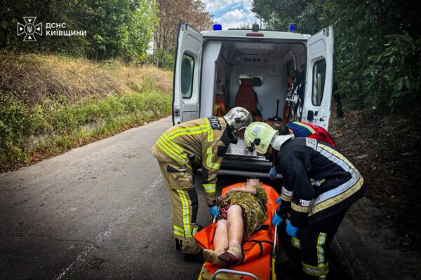 У Василькові рятувальники допомогли госпіталізувати жінку