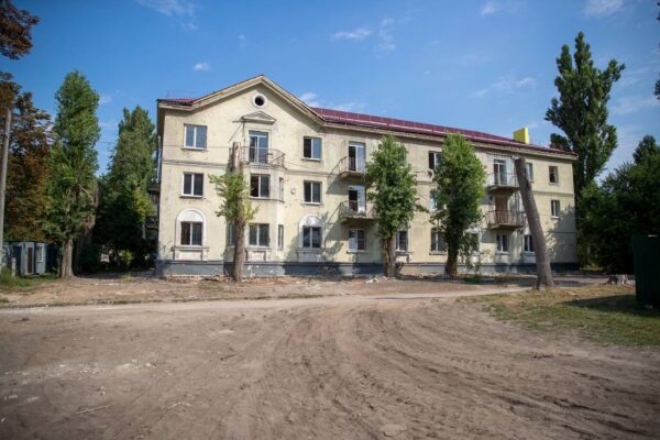 У Святошинському районі відновлюють 18 житлових будинків після атаки РФ