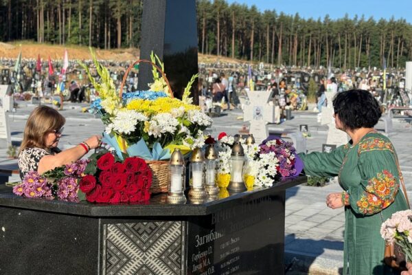 День Незалежності в Ірпені розпочали з молитви за полеглих Героїв