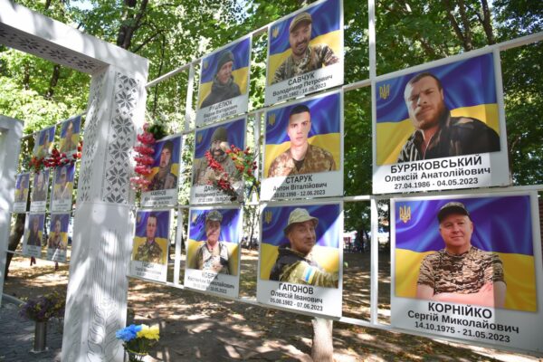 У Броварах відкрили другу чергу Алеї Героїв із портретами 132 полеглих військових