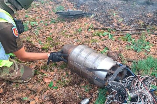 У Голосіївському районі Києва вилучили уламки збитого ворожого дрона (ВІДЕО)