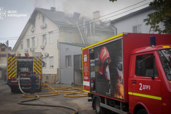 На Київщині рятувальники ліквідували пожежу складської будівлі