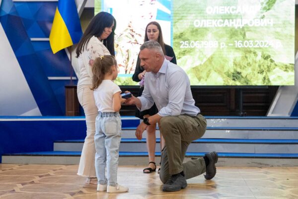 У Києві родинам полеглих захисників вручили відзнаки