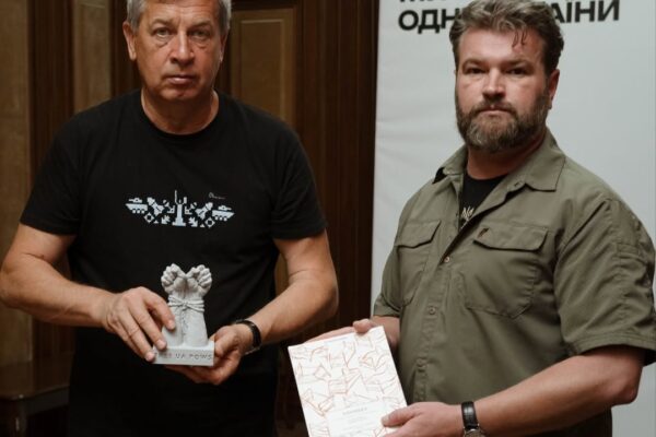 Заступник командира «Азову» передав Музею війни бойовий стяг та артефакти про полонених