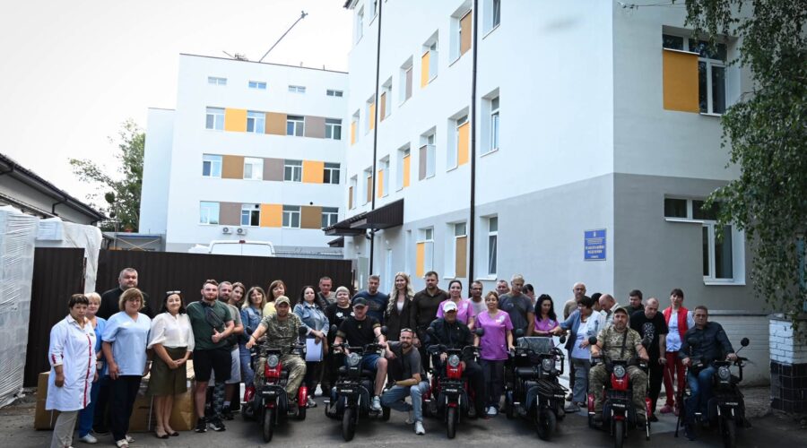 У Василькові ветеранам війни передали 14 електроскутерів на базі нової реабілітаційної лікарні