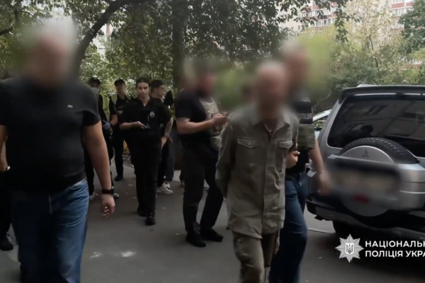 У столичній багатоповерхівці чоловік застрелив сусіда з мисливської рушниці (ВІДЕО)