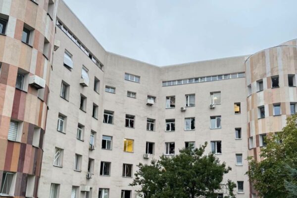 У Києві під час нічного обстрілу пошкоджено пологовий будинок