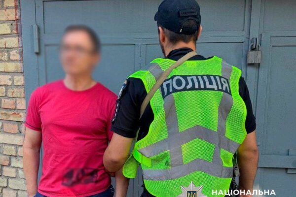 У Голосіївському районі Києва військовий погрожував чоловіку автоматом через музику