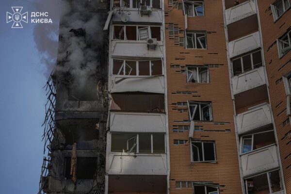 Ворог атакує Київ: у Дарницькому районі є влучання у будинок