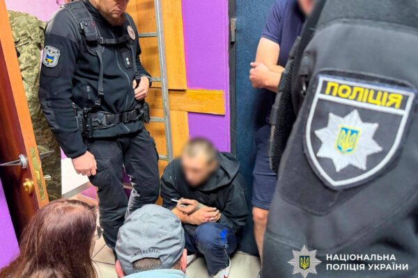 Біля Майдану Незалежності поліцейські врятували чоловіка від стрибка з даху