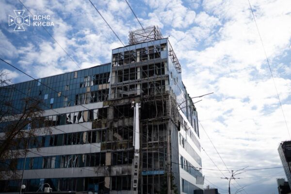 Зеленський опублікував фото із наслідками атаки по офісній будівлі у Києві