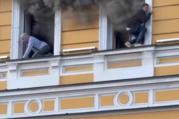 У Києві дрон поцілив у будівлю НАН: Люди вилазять крізь вікна (ВІДЕО)