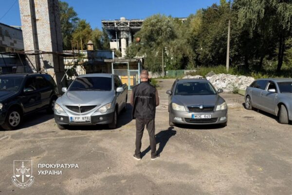 У Києві чотири авто, які намагалися продати як гуманітарну допомогу, передали ЗСУ