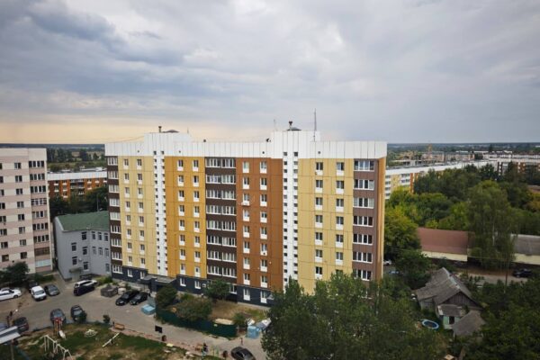 У Бородянці ремонтують дев’ятиповерхівку, пошкоджену на початку повномасштабної війни