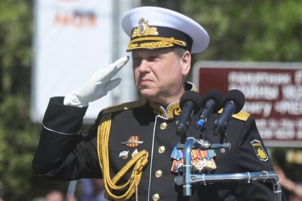 СБУ заочно повідомила про підозру адміралу РФ, який наказав ударити «Калібрами» по будинку в Києві