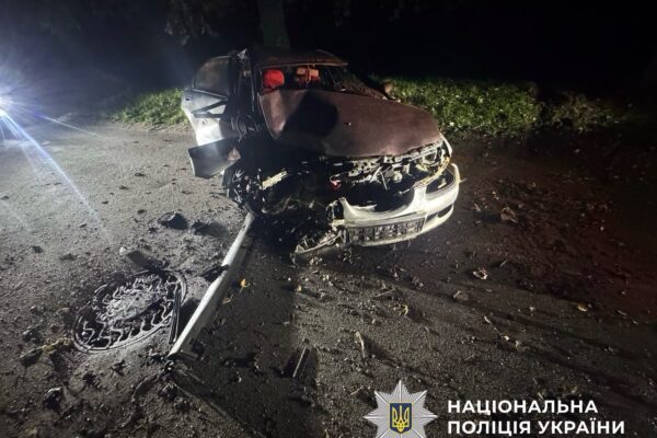 ДТП у Броварах: Водій Mazda врізався в дерево, є потерпілий
