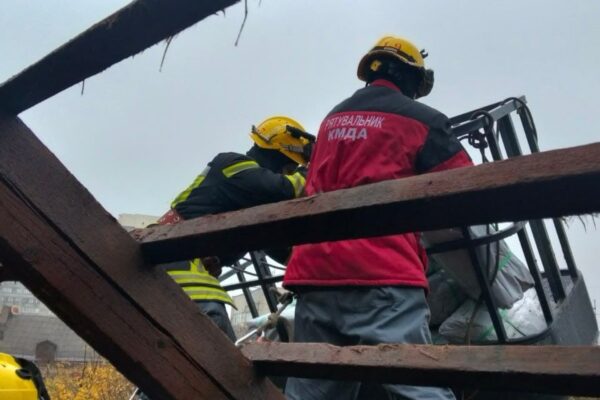 Рятувальники КАРС ліквідовують наслідки ворожих атак у п’яти районах Києва