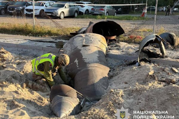 У Києві серед житлових будинків виявили бойову частину ракети (ФОТО)